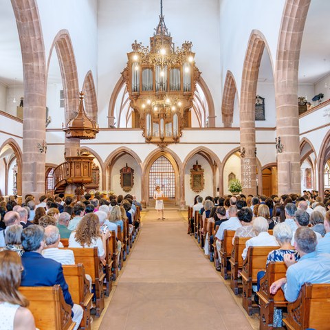 Maturafeier 2025 Hauptrednerin Christine Kaufmann. Vergrösserte Ansicht