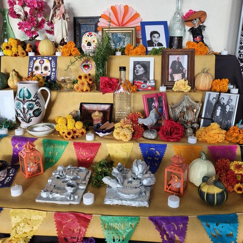 Altar y ofrendas. Vergrösserte Ansicht